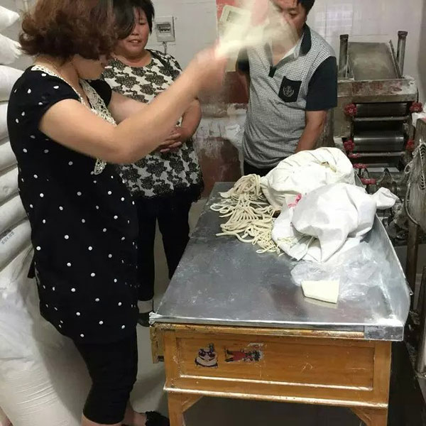 工作人員正在甩面，展示一品鮮面食的勁道程度